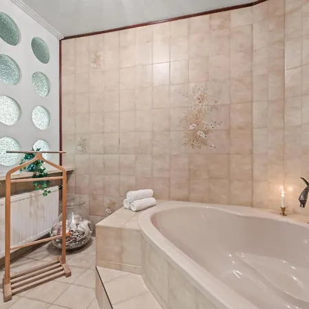 Wellnes Wienerwald - Heated Indoor Pool * 푸르커스도르프